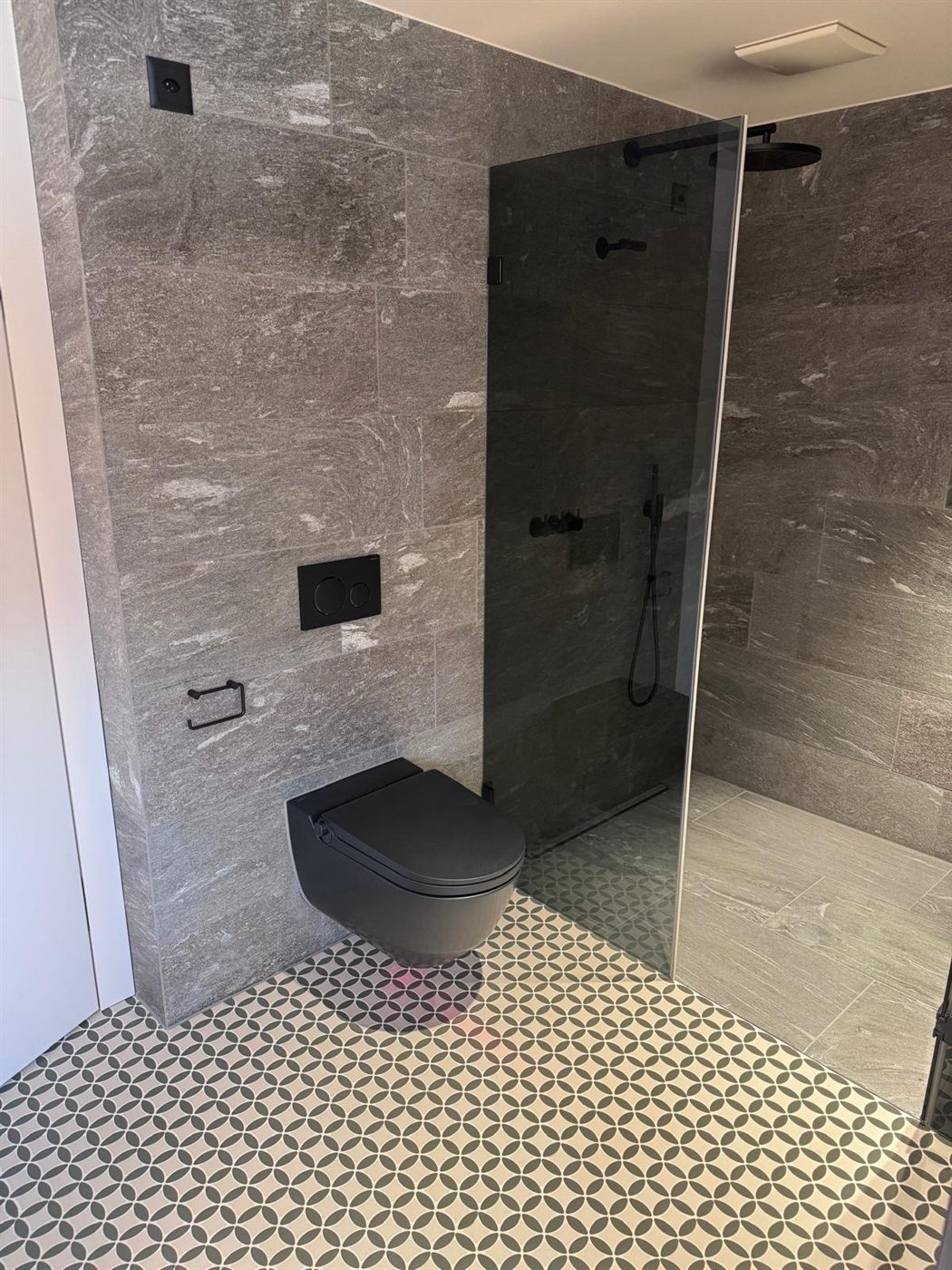Begehbare Dusche in Marmoroptik