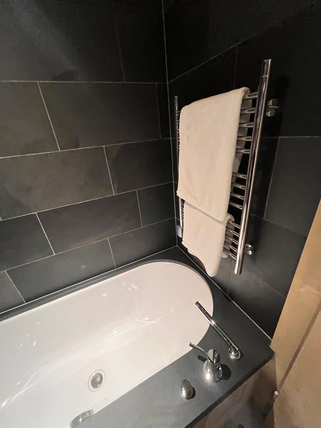 Badewanne mit Schieferwand