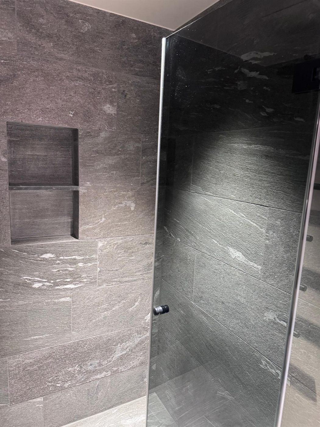 Dusche in Naturstein-Grossformat