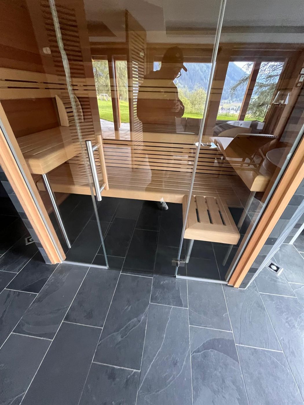 Sauna mit Glasfront und Schieferboden