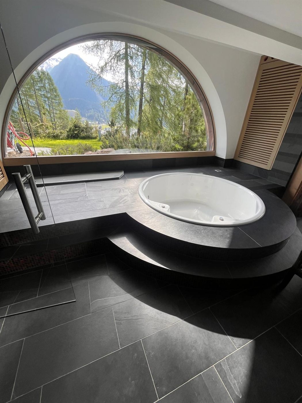 Spa-Bad mit Rundfenster