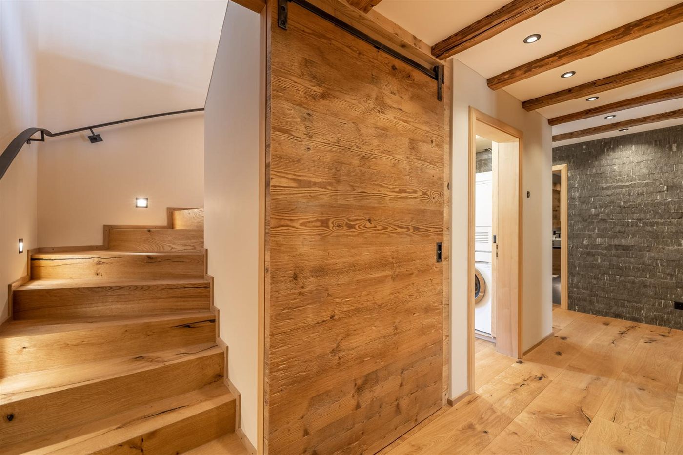 Treppe mit Altholzverkleidung