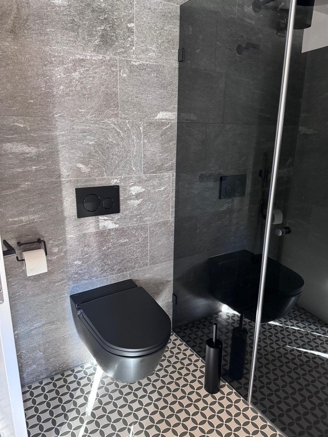 WC-Bereich in Naturstein