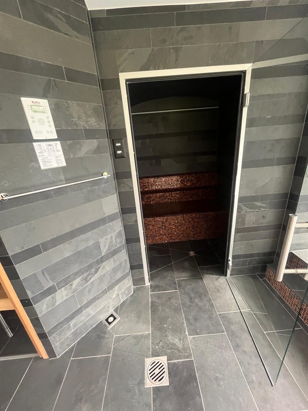 Zugang zur Sauna in Schiefer